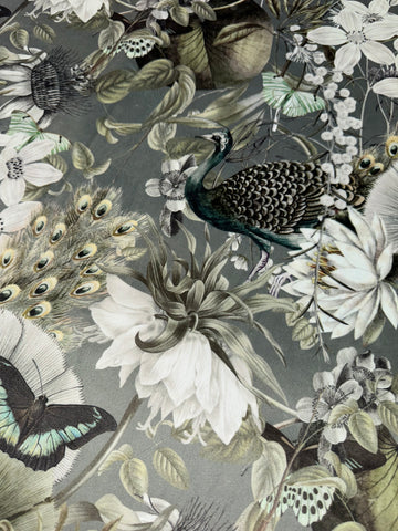 Eden Tranquility Silberner Pfau/Schmetterling Bedruckter Samt-Polsterstoff