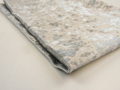 Silberner Samt Polsterstoff mit Crush-Optik