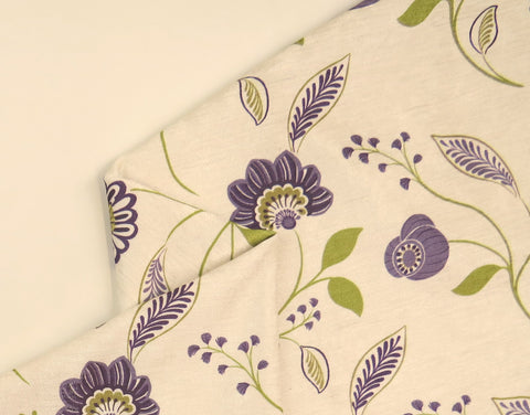 Kaskaden-Blumenmuster auf lila Samt-Polsterstoff